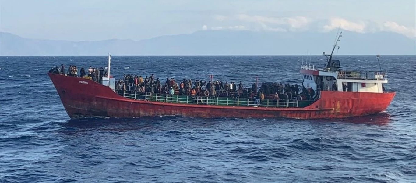 Συνεχίζονται οι διαπραγματεύσεις Ελλάδας - Τουρκίας για το πλοίο με τους 400 αλλοδαπούς (βίντεο)